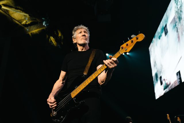 Roger Waters revisita ‘Dark Side of the Moon’ de forma perigosa – e assustadora
