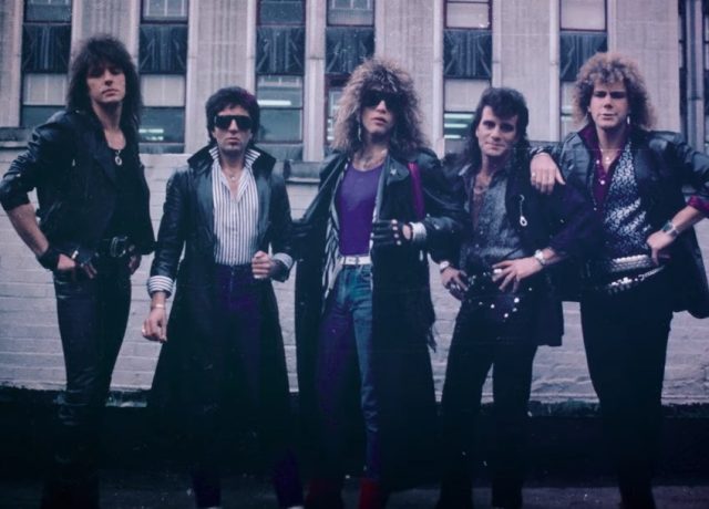 Documentário que estreia em abril e traz história do Bon Jovi ganha teaser