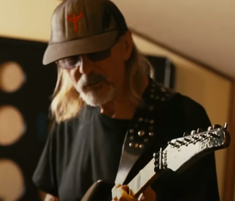 Judas Priest mostra Glenn Tipton tocando no estúdio com a banda em clipe