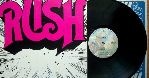 A poderosa estreia do Rush em LP completa 50 anos